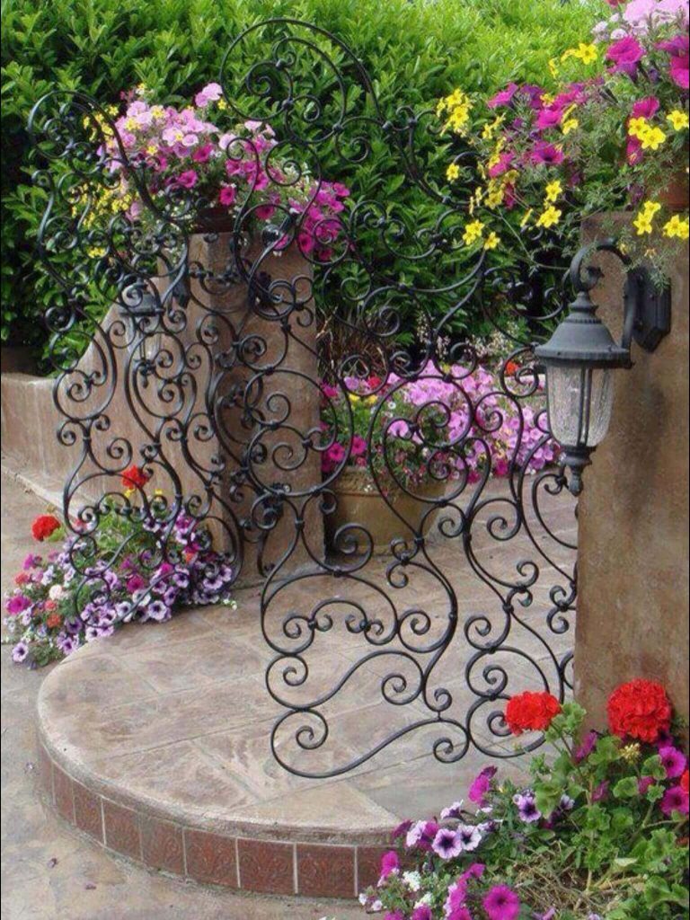 Красивые калитки в саду: фото