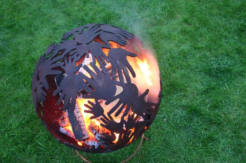 Дизайнерские огненные шары в саду