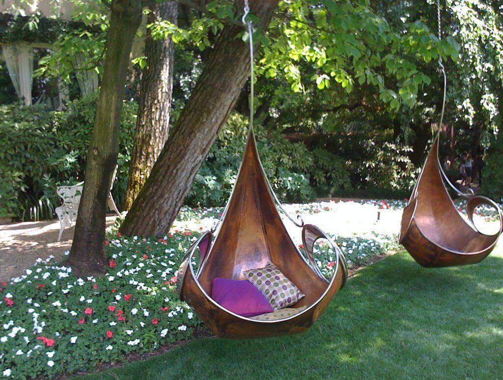 Красивые подвесные кресла в саду