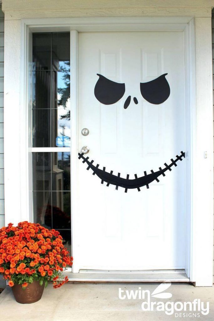 Декор входной двери на Хэллоуин