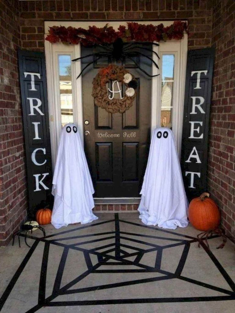 Декор у входной двери на Хэллоуин