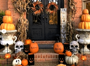 Украшение входа в дом на Хэллоуин