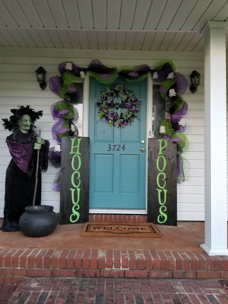 Украшение входа в дом на Хэллоуин